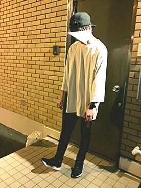 ぐんぐん is wearing SENSE OF PLACE by URBAN RESEARCH "A エクストラルーズTシャツ"
