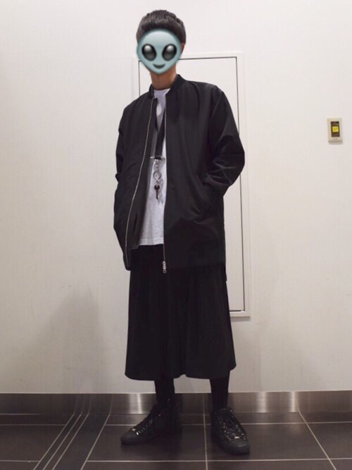 ロングMA-1とガウチョパンツを着ている男性