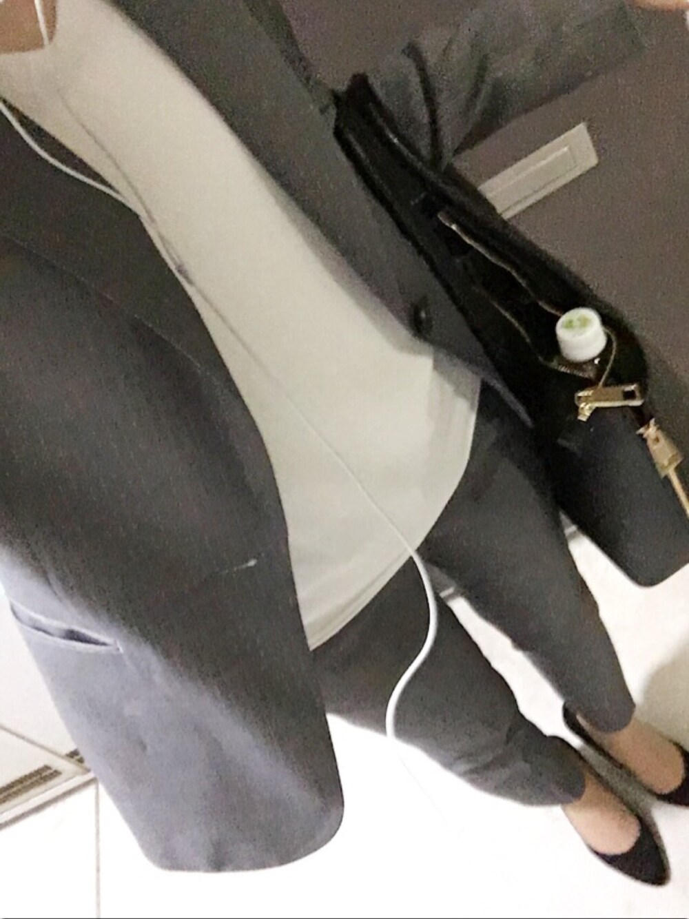 白インナー×グレースーツ