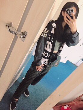 鯨涼子 is wearing adidas originals