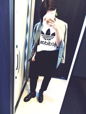カマちゃん使用「adidas（【adicolor】オリジナルス ロゴTシャツ [ORIG TREFOIL TEE]）」的時尚穿搭