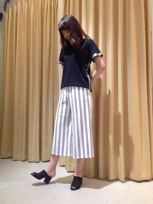ライン入りの黒tシャツで、爽やかに♡