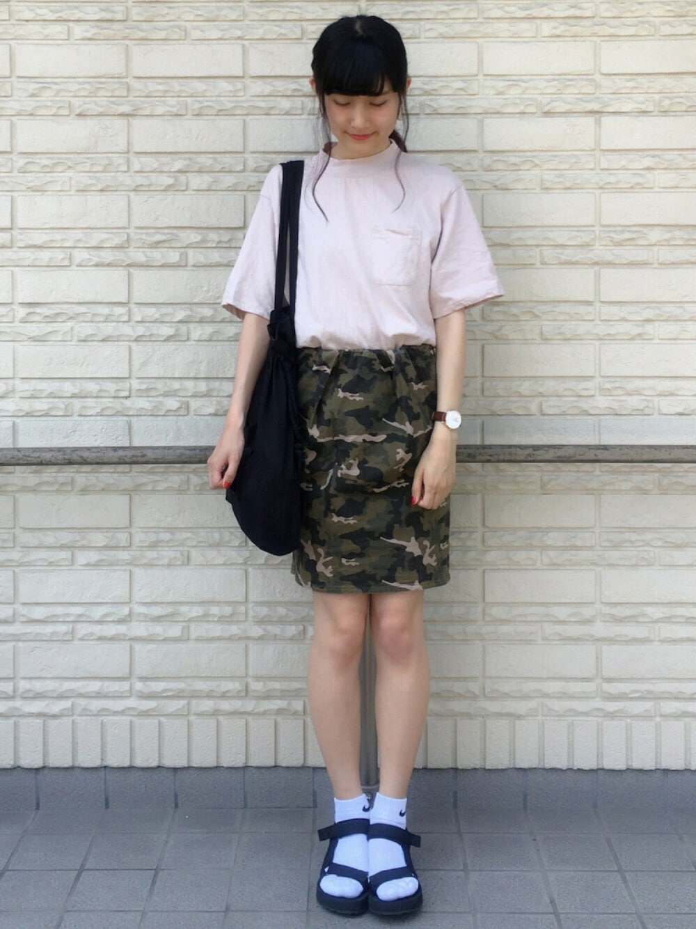 迷彩スカート×白Tシャツ