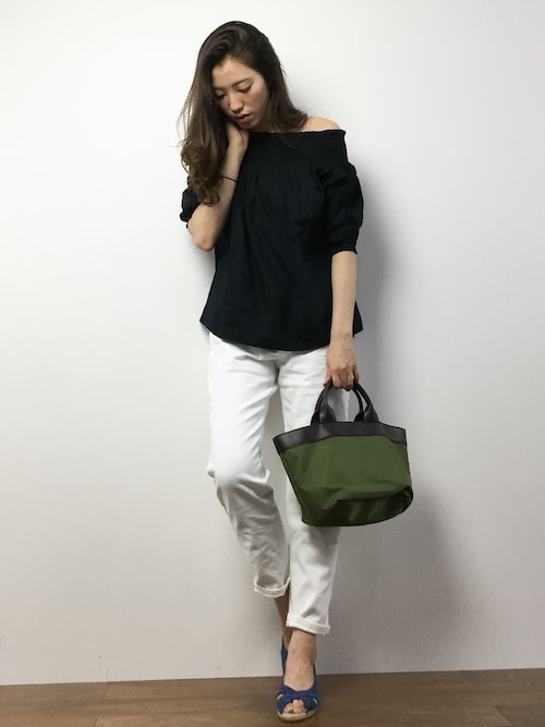 ZOZOTOWN|川平沙紀さんのシャツ/ブラウス「・シャーリングオフショルダーブラウス(E hyphen world gallery|イーハイフンワールドギャラリー)」を使ったコーディネート