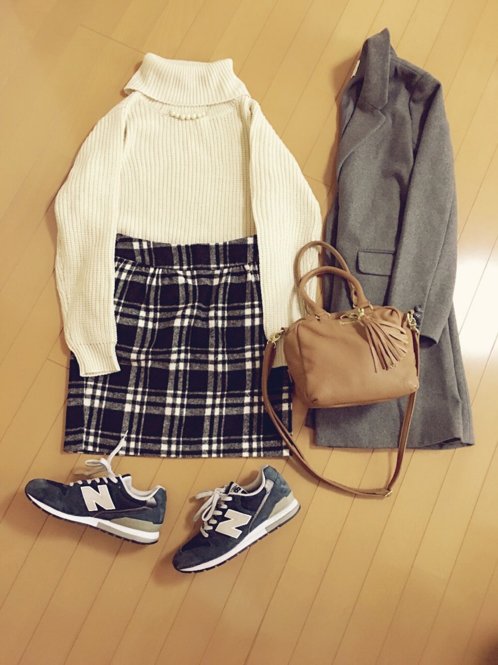グレーニューバランス×チェックスカート