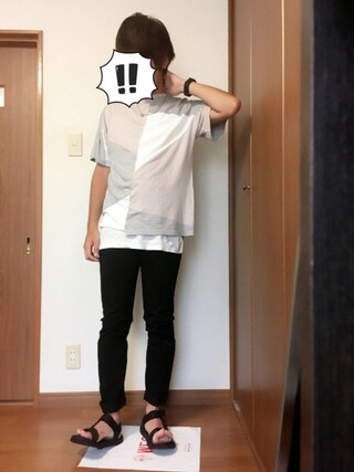 Taka is wearing STUDIOUS "STUDIOUS リビルドドレープTシャツ＜UVカット＞"