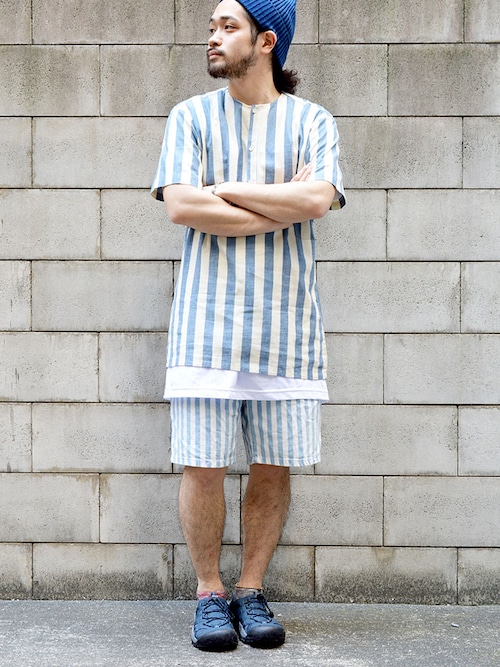 【この夏のトレンド】ノーカラーシャツの着こなしは“ゆるさ”がポイント