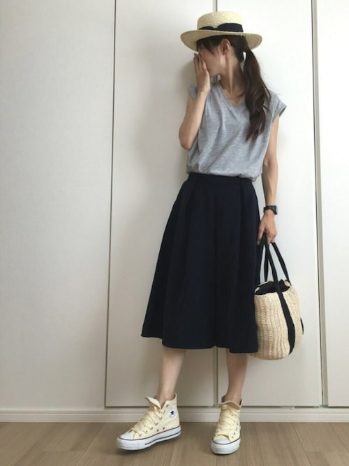 無地グレーT×黒スカート