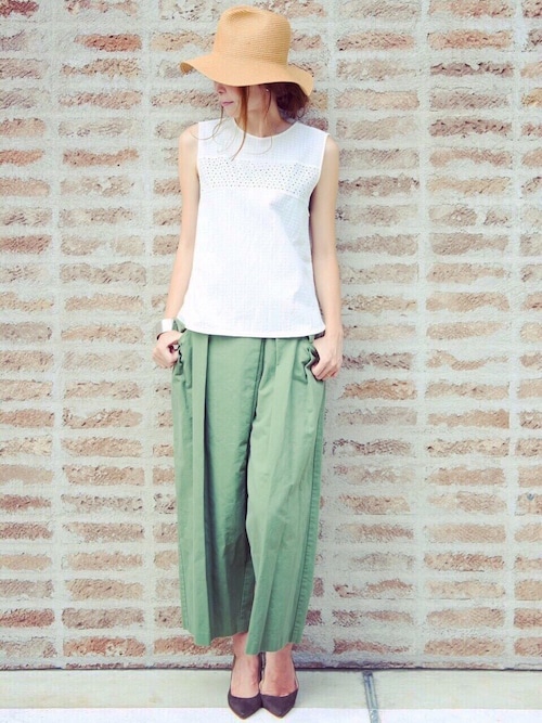 M closetさんのシャツ/ブラウス「AMERICAN RAG CIEフラワー刺繍×アイレット刺繍ノースリーブブラウス/207-AMR-dms-L152-BU003(AMERICAN RAG CIE|アメリカンラグ シー)」を使ったコーディネート