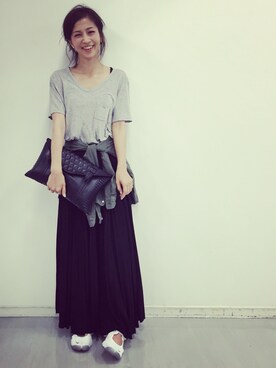 安田美沙子 is wearing SEA "レザープリーツロングスカート"