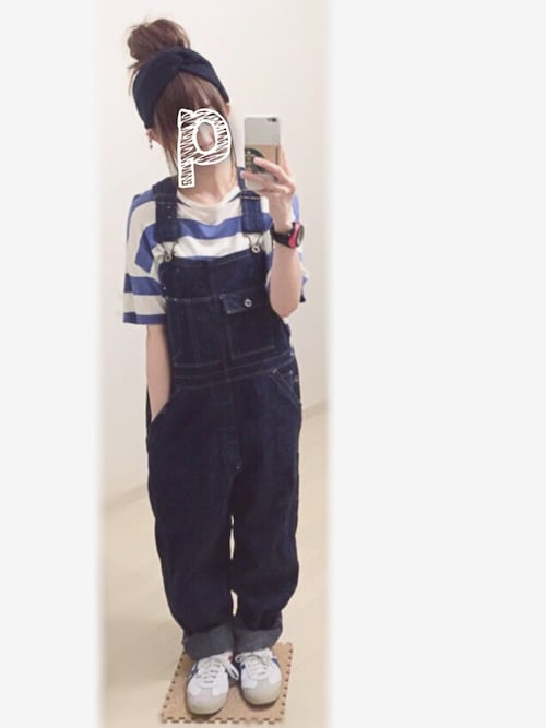 サロペットとパーカーを合わせて可愛いコーデに