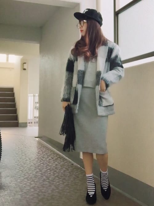 大人っぽいグレートーンをキャップでカジュアルダウン