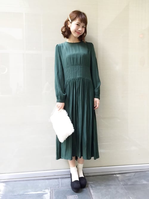 ミモレ丈の長袖ドレスの参考コーディネート画像