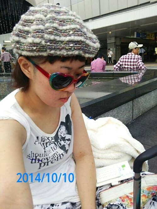 宮崎鈴子使用「キラキラレインボーなベレー帽」的時尚穿搭