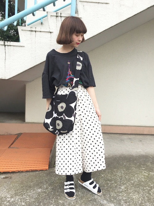 プリントが可愛い黒tシャツに柄ボトムス♡