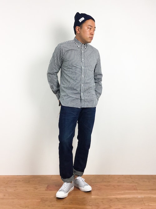 デニムとギンガムチェックシャツを合わせたシンプルコーデ