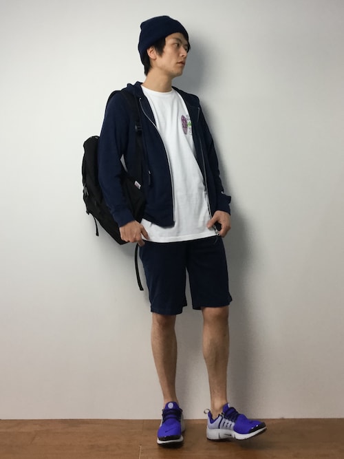 シンプルでトレンドを押さえた着こなしがポイント