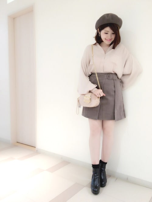 ほんのり大人っぽく、優しげなミニスカートの着こなし