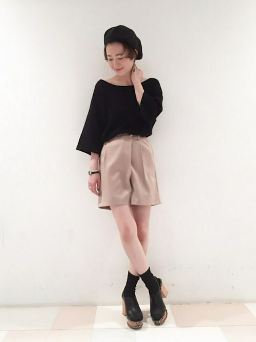 ボートネックの黒tシャツで肌見せ感も♡