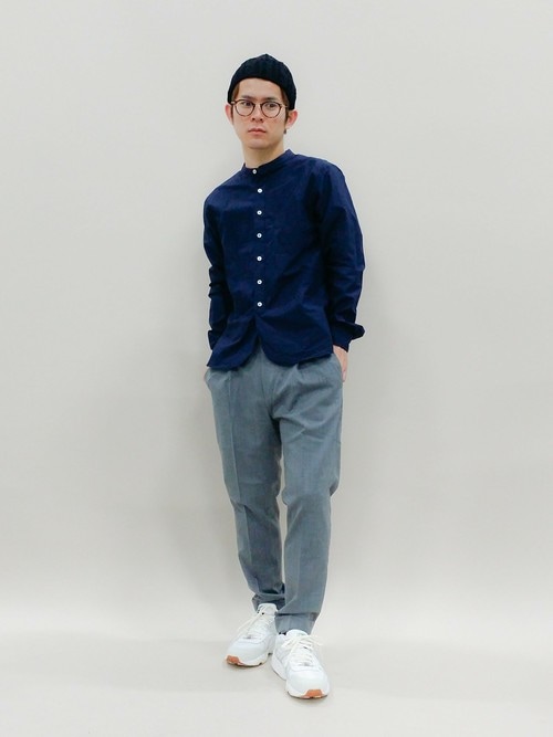 【この夏のトレンド】ノーカラーシャツの着こなしは“ゆるさ”がポイント