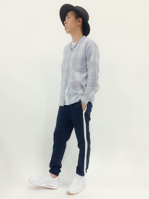 【この夏のトレンド】ノーカラーシャツの着こなしは“ゆるさ”がポイント