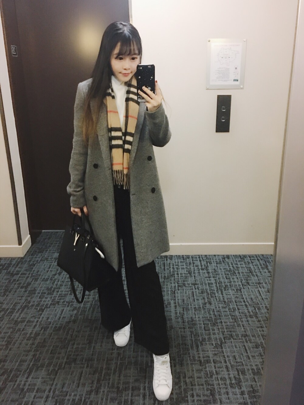 シンプルなグレーのジャケット