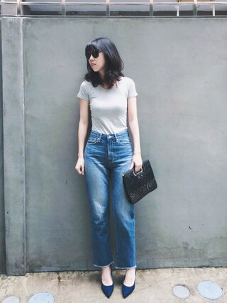 W. is wearing AZUL by moussy "ｶｯﾄｵﾌﾎﾞｰｲﾌｨｯﾄﾃﾞﾆﾑﾊﾟﾝﾂ"