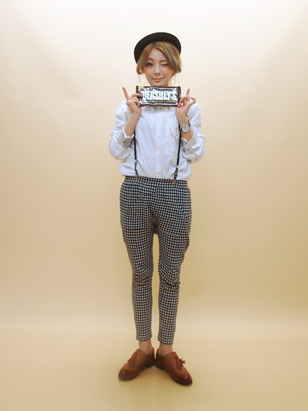「白シャツ、サスペンダー、オーバーサイズ、レザーシューズ、チェックパンツ、ハンチング、チョコレート、cuckoonest、CUSTOMELLOW」｜「customellowのCUSTOMELLOW（シャツ/ブラウス、ホワイト系）」を使った、customellowさん（レディース・162cm）の春コーディネートの1枚目の写真