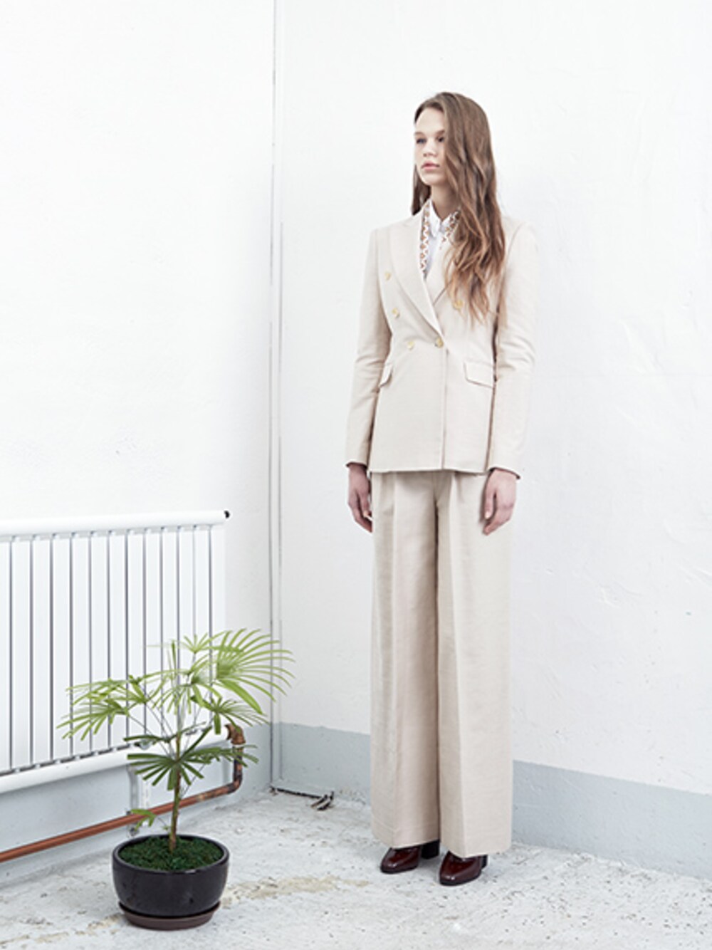 「CUSTOMELLOW、 커스텀멜로우、 gentee、 젠티」｜「customellowの[gentee] peaked collar double jacket（テーラードジャケット、ベージュ系）」を使った、customellowさん（レディース・170cm）の夏コーディネートの1枚目の写真