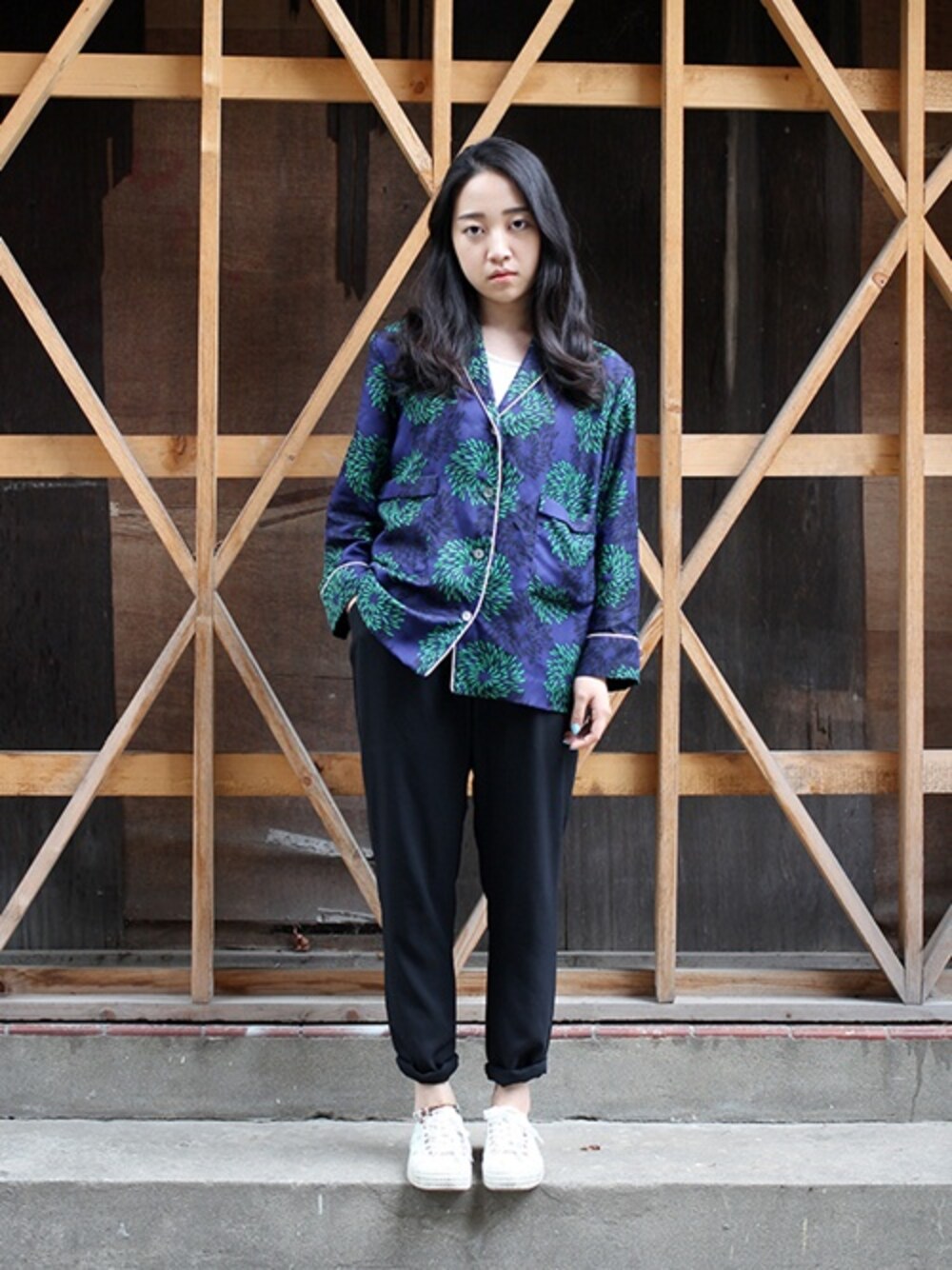 「커스텀멜로우、 customellow、 gentee、 젠티」｜「customellowの[gentee] flower pattern print silk shirt（シャツ/ブラウス、パープル系）」を使った、customellowさん（レディース・158cm）の夏コーディネートの1枚目の写真