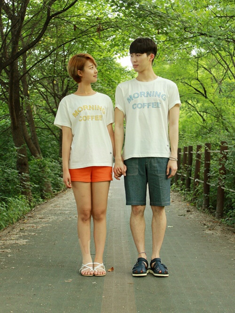 「CUSTOMELLOW、 커스텀멜로우、 gentee、 젠티、 모닝커피、 커플룩」｜「customellowのmorning coffee t-shirts package（Tシャツ/カットソー、ホワイト系）」を使った、customellowさん（メンズ・180cm）の夏コーディネートの1枚目の写真