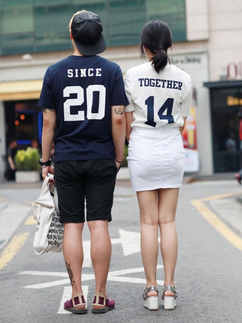 「CUSTOMELLOW、 커스텀멜로우、 gentee、 젠티、 커플룩、 커플스타일링」｜「customellowの[MANHATTAN PROJECT] together since t-shirts（Tシャツ/カットソー、ブルー系）」を使った、customellowさん（メンズ・180cm）の夏コーディネートの1枚目の写真