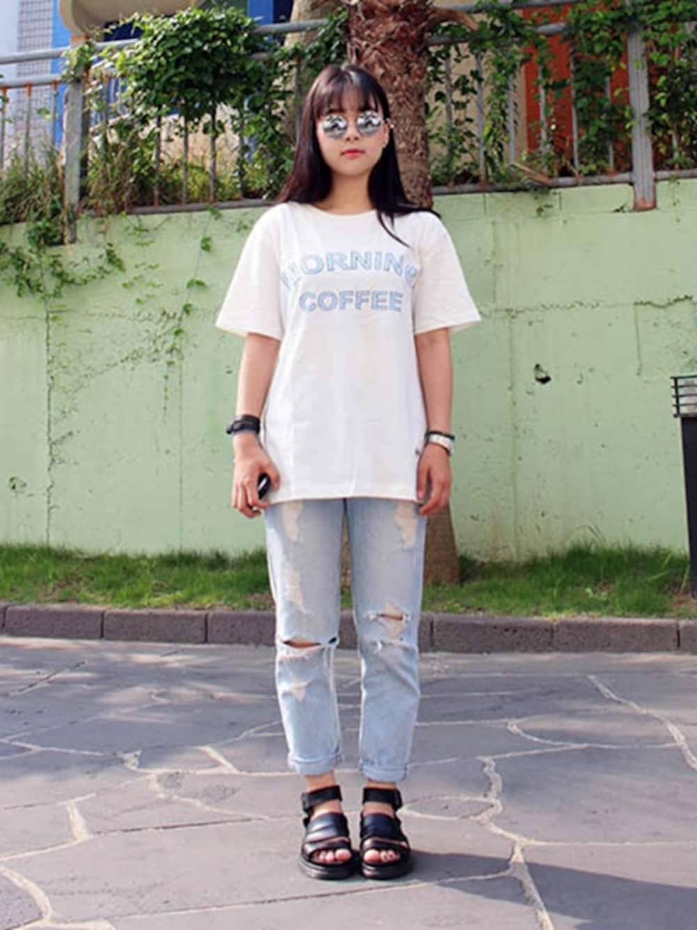 「커스텀멜로우、 customellow、 gentee、 젠티、 커플룩」｜「customellowのmorning coffee t-shirts package（Tシャツ/カットソー、ホワイト系）」を使った、customellowさん（レディース・165cm）の夏コーディネートの1枚目の写真