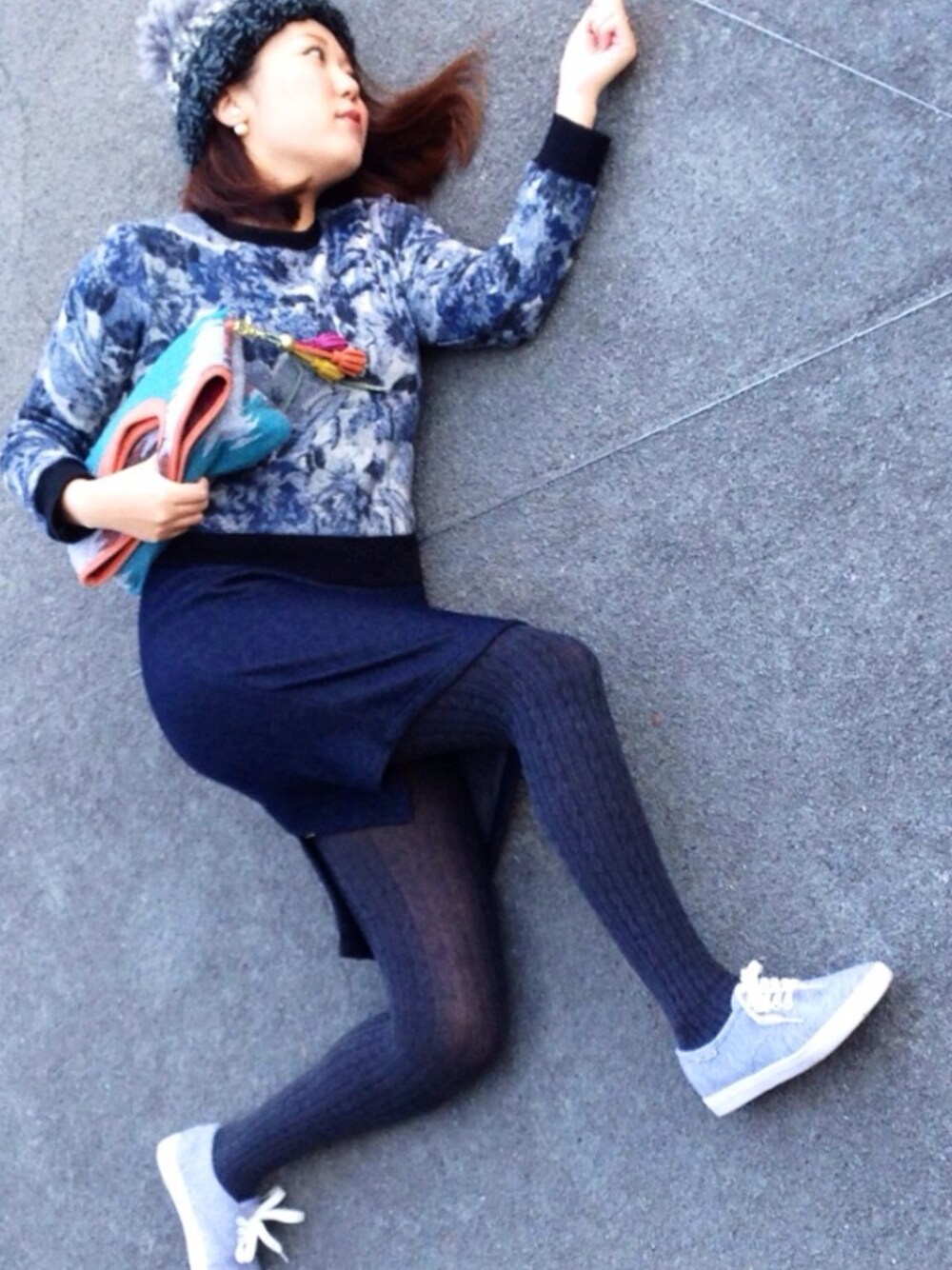 ホワイト系のピアス(両耳用)を着用したレディースの冬コーディネートの1枚目の写真