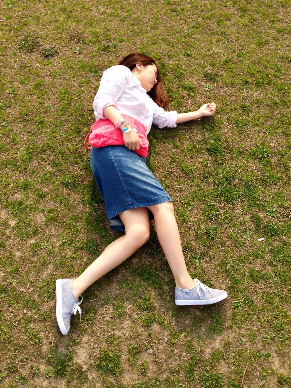 ピンク系のブレスレット、ホワイト系のブレスレット、ホワイト系のピアス(両耳用)を着用したレディースの春コーディネートの1枚目の写真