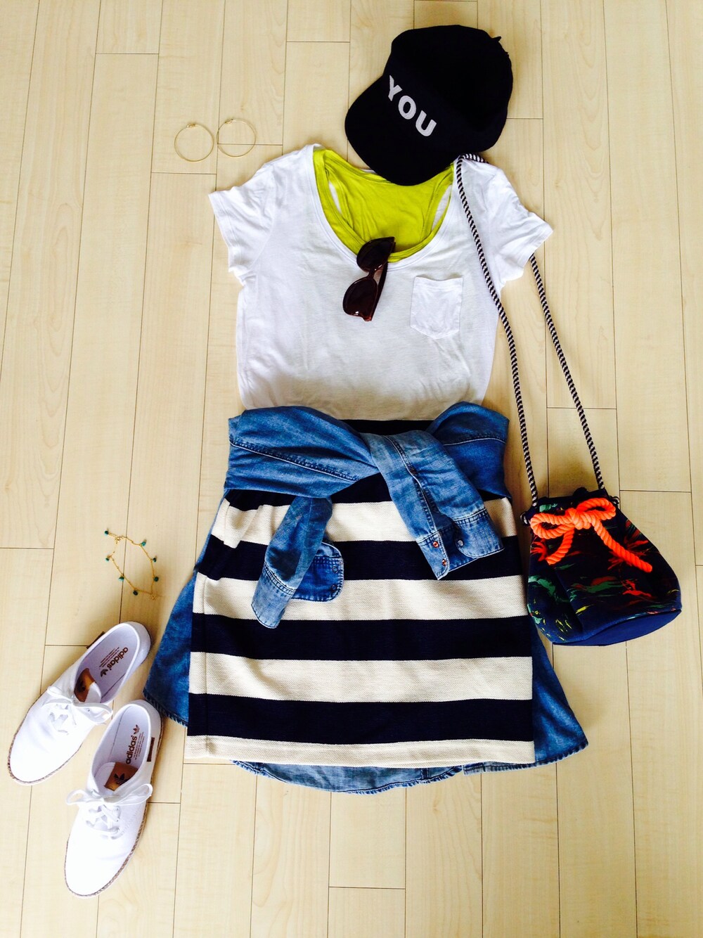 ブルー系のアンクレットを着用したレディースの春コーディネートの1枚目の写真