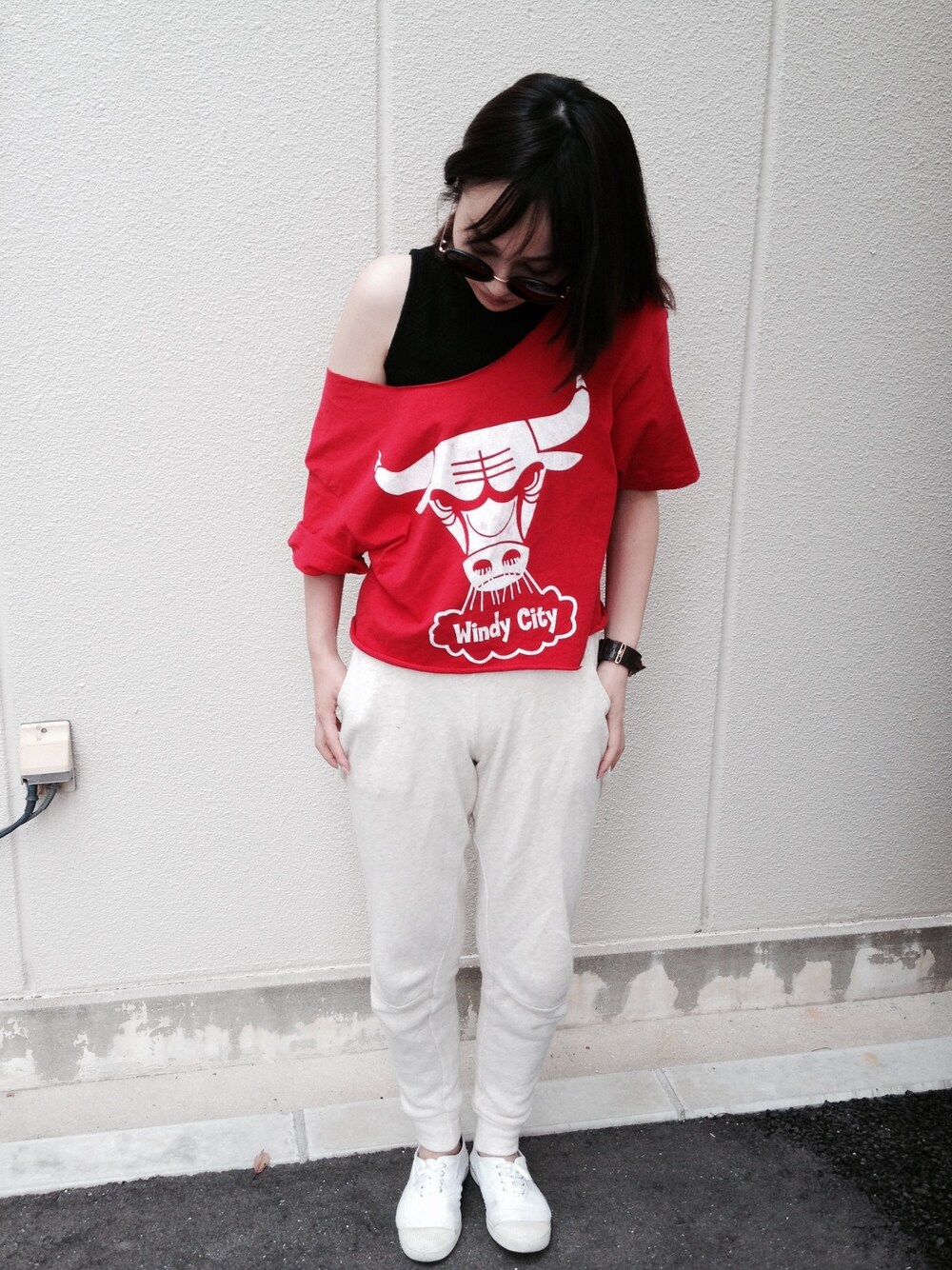 「アメ村、Tシャツ、リメイク、スウェットパンツ、リラックススタイル、Avan Lily、肩だし、ストリート、オフショル、Bulls」｜「AVAN LILYのスウェットPT（その他パンツ、ホワイト系）」を使った、chipyさん（レディース・160cm）の秋コーディネートの1枚目の写真