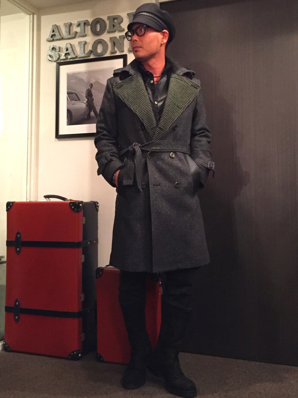 ブラック系のトレンチコート、ブラック系のシャツ/ブラウス、ブラック系のブーツを着用したメンズの冬コーディネートの1枚目の写真