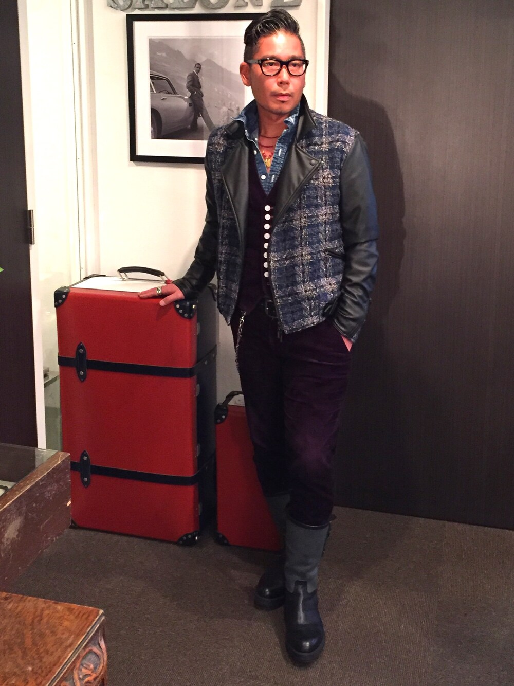 その他のライダースジャケット、パープル系のスーツベスト、パープル系のスラックスを着用したメンズの冬コーディネートの1枚目の写真