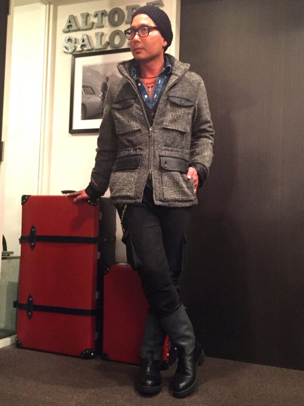 グレー系のミリタリージャケット、グレー系のブーツ、グレー系のカーゴパンツを着用したメンズの冬コーディネートの1枚目の写真