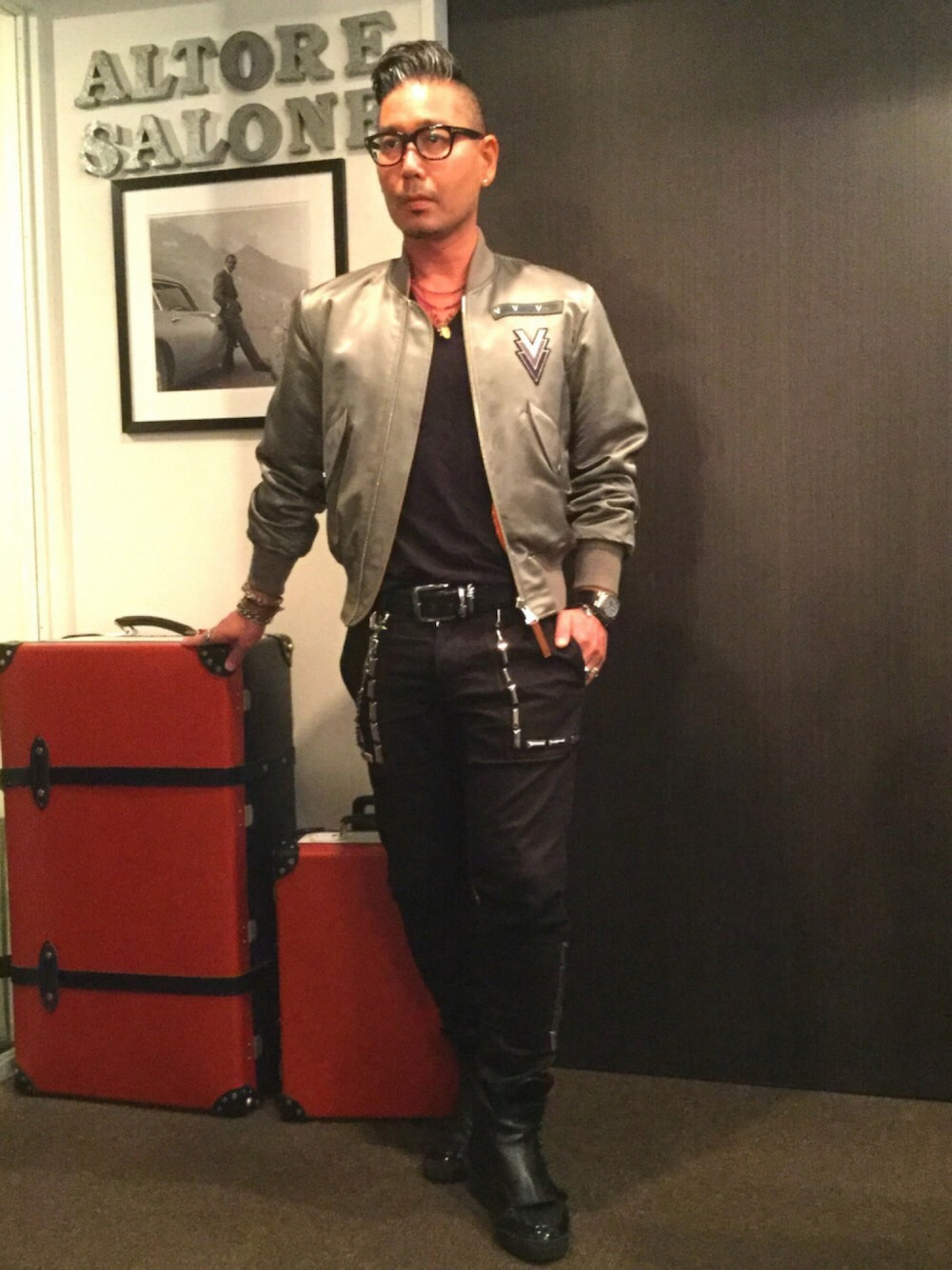 ブラック系のその他パンツ、ブラック系のスニーカー、グリーン系のミリタリージャケットを着用したメンズの春コーディネートの1枚目の写真