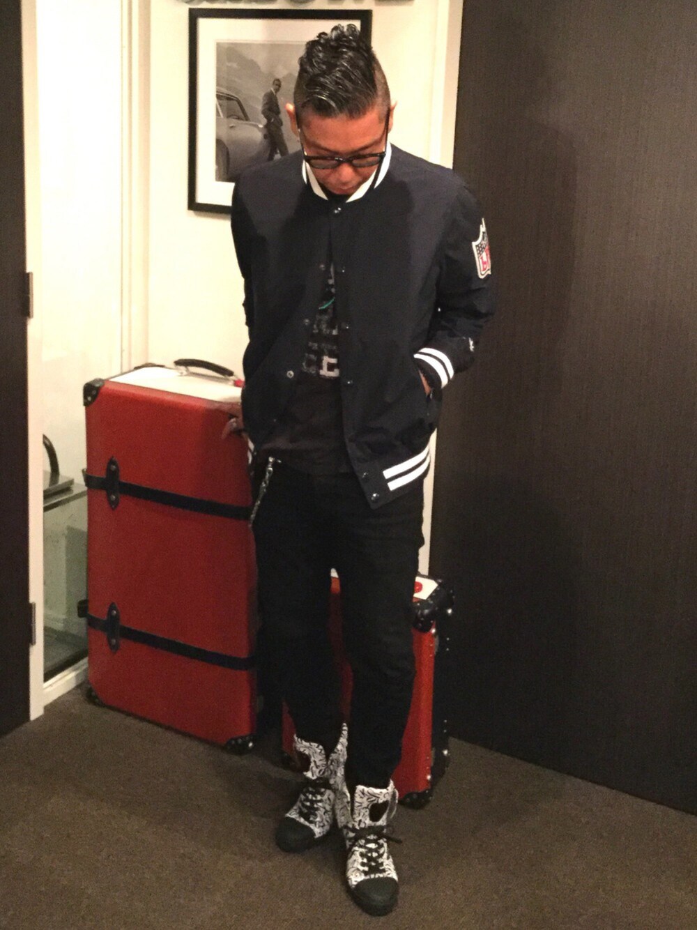 ブルー系のスタジャン、その他のスニーカーを着用したメンズの春コーディネートの1枚目の写真