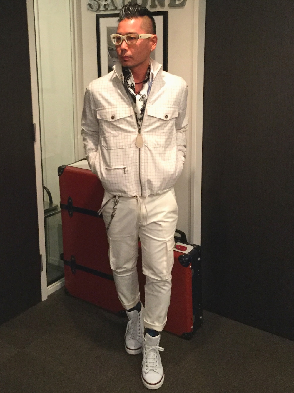 ホワイト系のブルゾン、ホワイト系のカーゴパンツ、ホワイト系のスニーカーを着用したメンズの春コーディネートの1枚目の写真