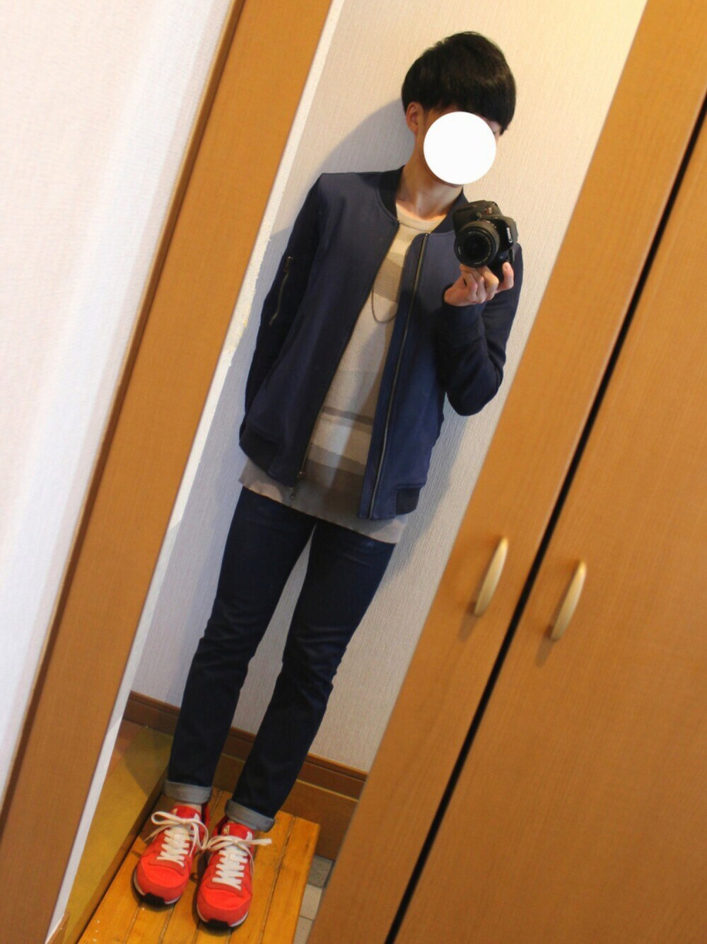 「キレイめ、MA-1、ネイビー、ニット、スキニーデニム、スニーカー、U160」｜「STUDIOUSのSTUDIOUS Gabardine/MA-1 MADE IN JAPAN（ミリタリージャケット、ブルー系）」を使った、けいさん（メンズ・158cm）の秋コーディネートの1枚目の写真
