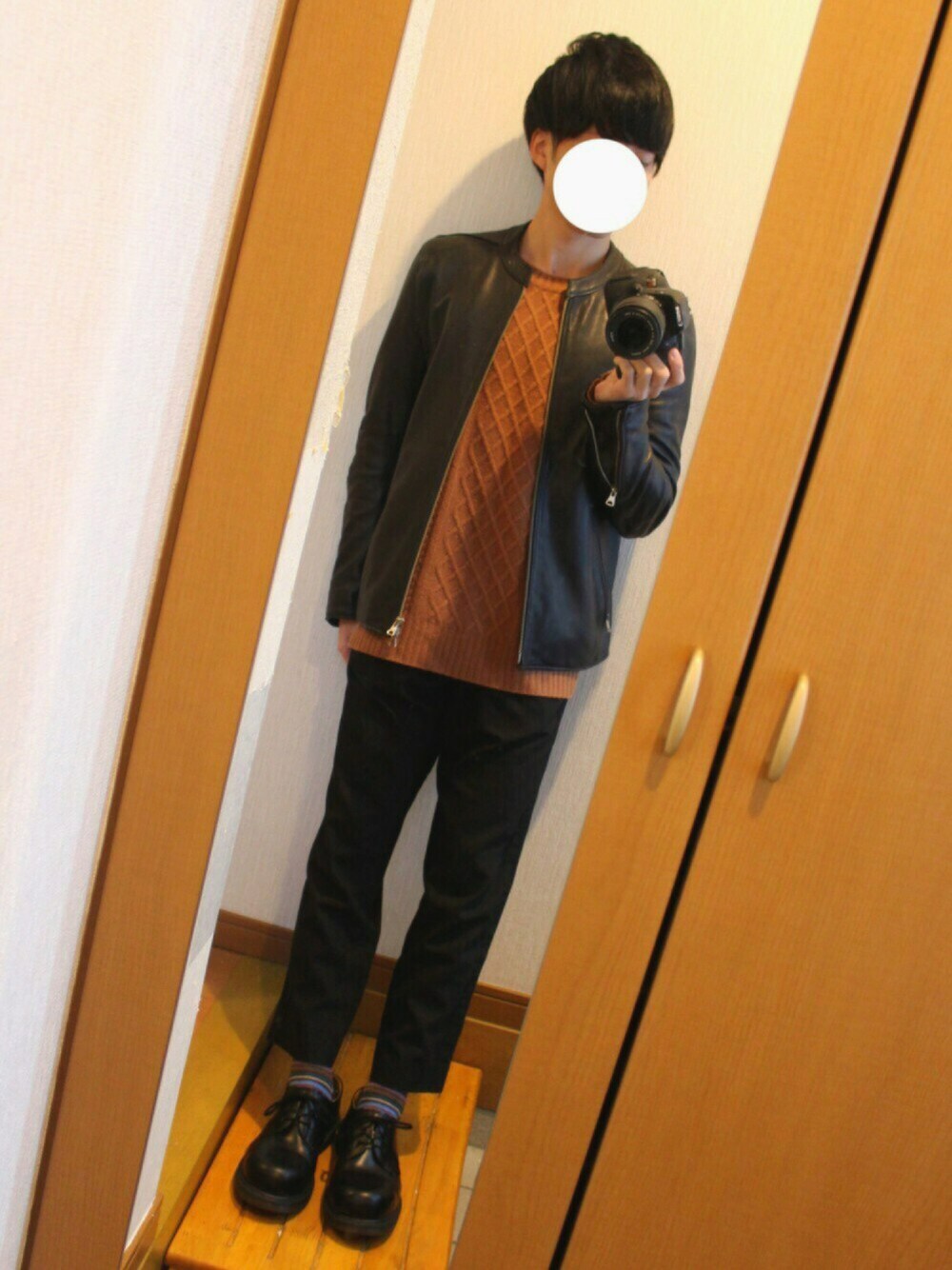 「冬、大学生、ライダース、スラックス、ニット、キャメル、靴下屋、U160」｜「STUDIOUSのSTUDIOUS ラムレザーシングルライダースジャケット（ライダースジャケット、ブラック系）」を使った、けいさん（メンズ・158cm）の冬コーディネートの1枚目の写真