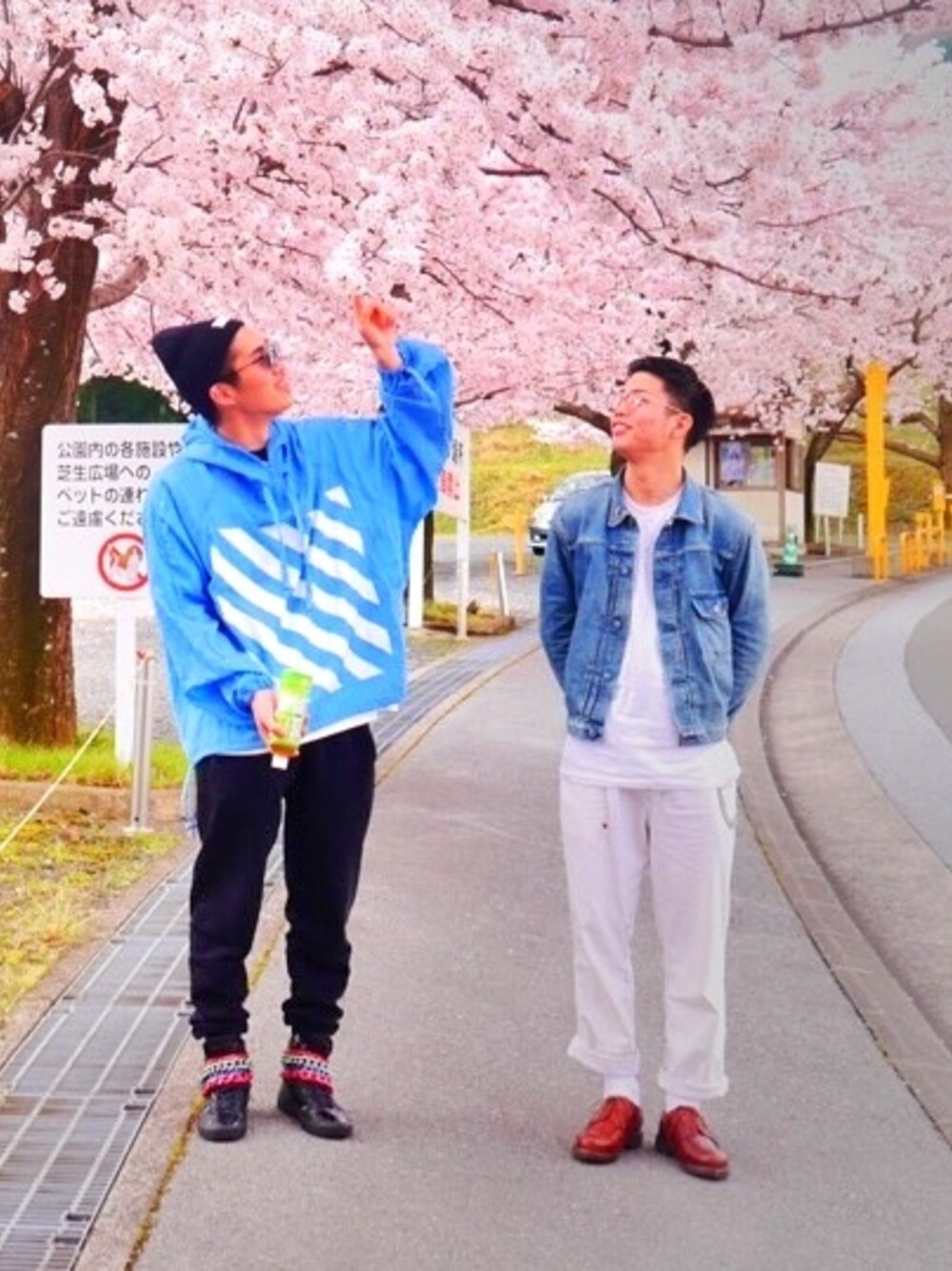 「REMI RELIEF、Hanes、class、smith's、Champion、Paraboot、BEAMS、CASIO、革靴、ホワイトパンツ」｜「REMI RELIEFの1st デニムジャケット（デニムジャケット、ブルー系）」を使った、satoshi moriさん（メンズ・173cm）の春コーディネートの1枚目の写真