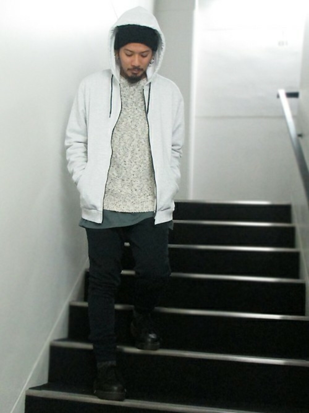 「スウェットパンツ、ニット、ニット帽、パーカー、TOPMAN、トップマン、ミックスニット、ジョガーパンツ」｜「TOPMANのNAVY MARL SKINNY JOGGERS/ネイビーマールスキニージョガー（その他パンツ、ブルー系）」を使った、かじさん（メンズ・177cm）の秋コーディネートの1枚目の写真