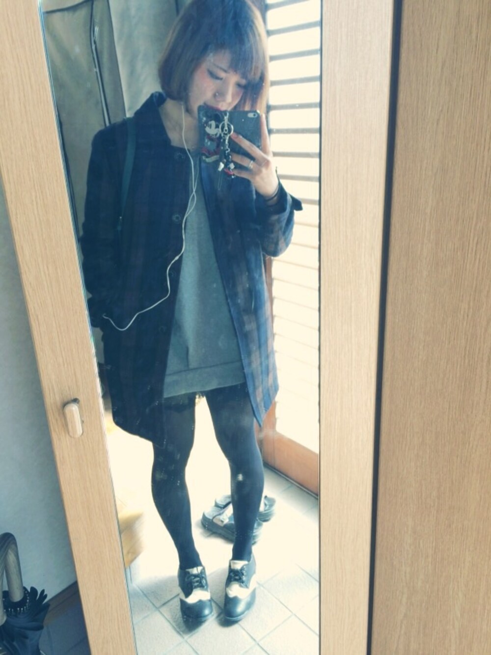 グレー系のワンピースを着用したレディースの春コーディネートの1枚目の写真