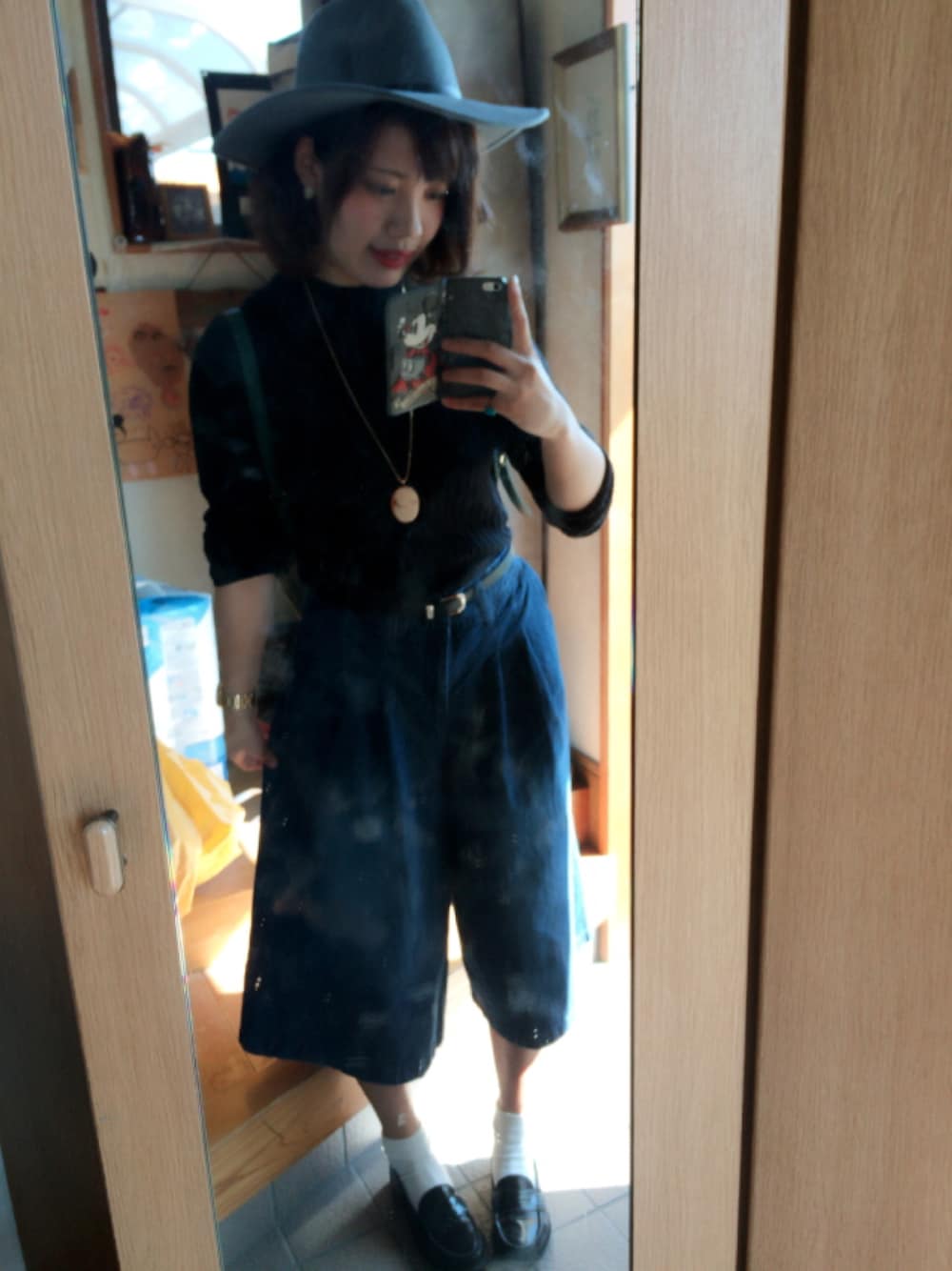 ブラック系のその他シューズ、グリーン系のバッグ、グレー系のハットを着用したレディースの秋コーディネートの1枚目の写真