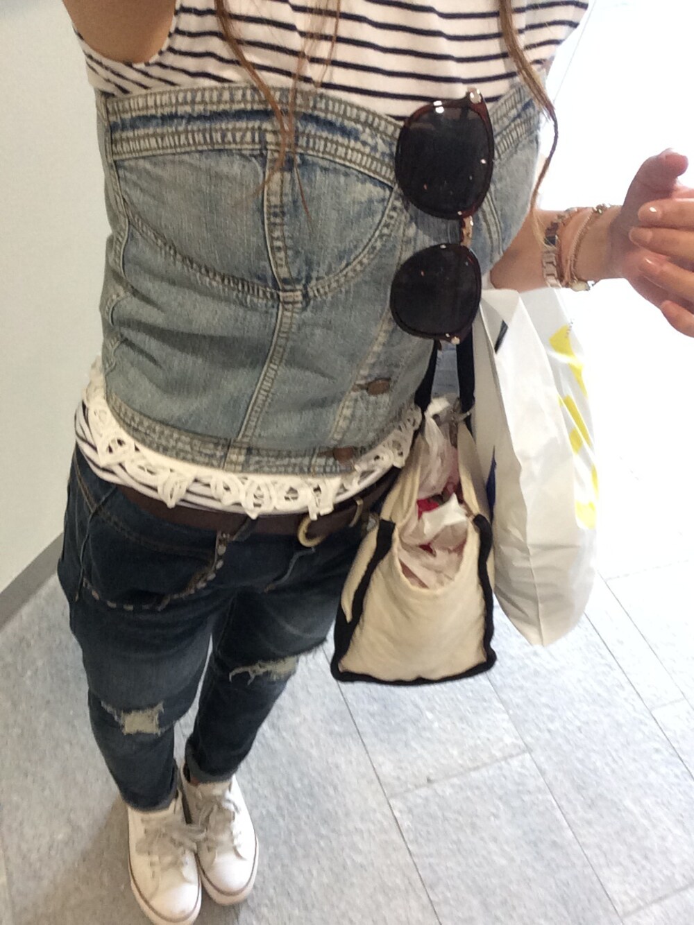 ホワイト系のタンクトップ、ブルー系のチューブトップ、ブルー系のデニムパンツを着用したレディースの夏コーディネートの1枚目の写真